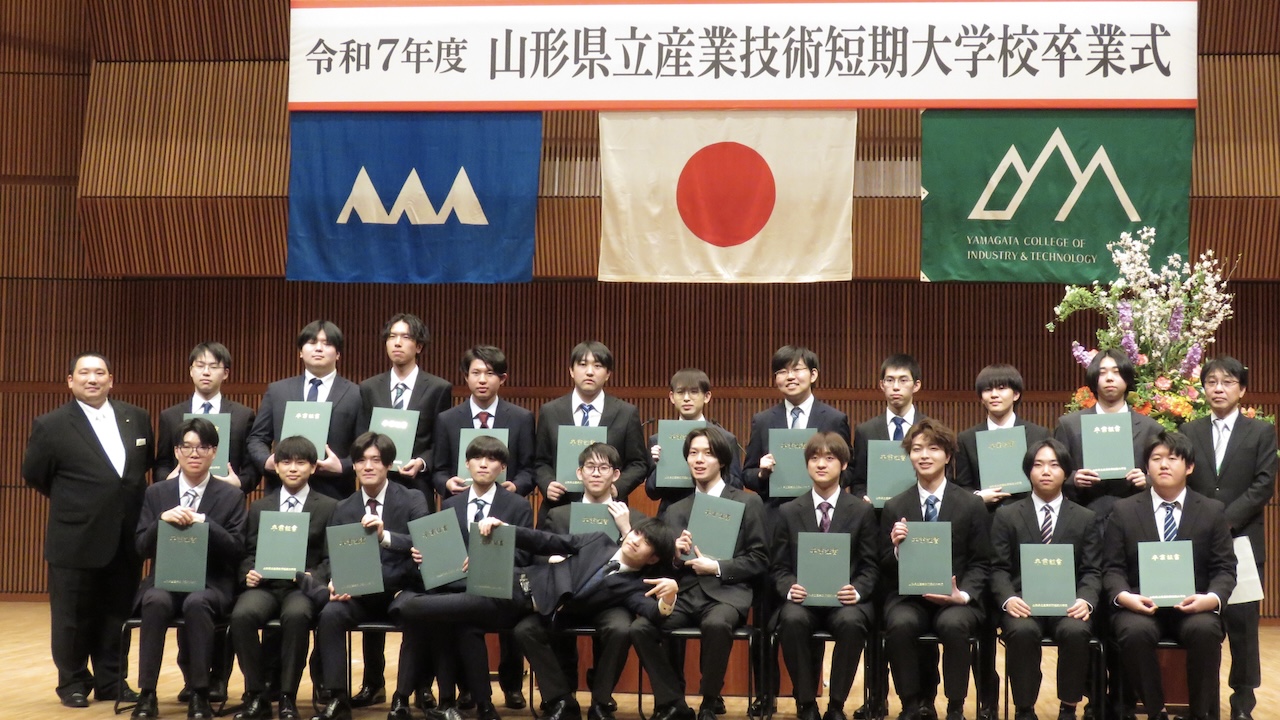 卒業式で記念写真